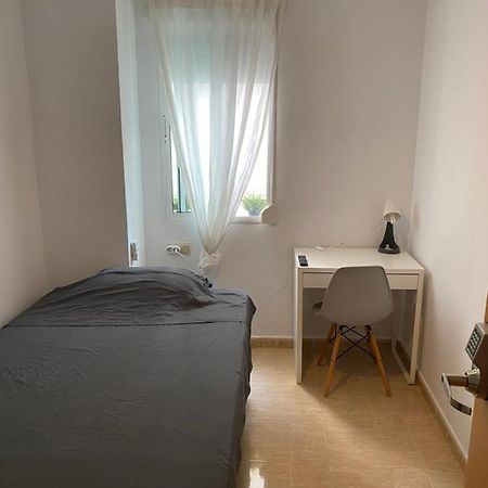 Single Room In My Apartment At The Beach Valencia Eksteriør billede